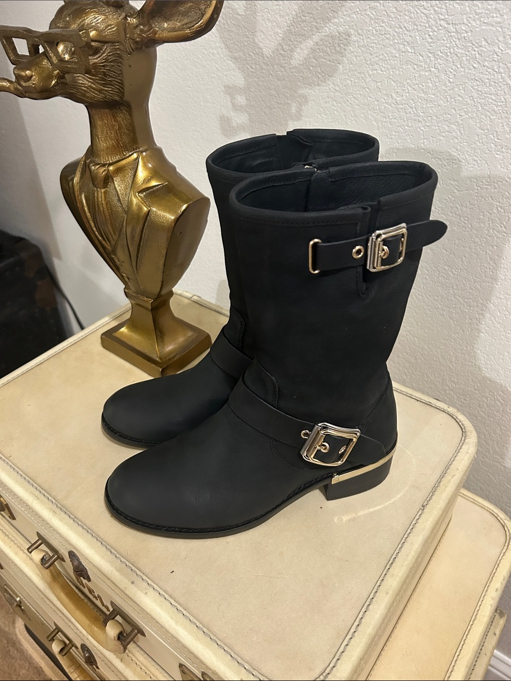 LEATHER MOTO BOOT
VINCE CAMUTO WINDY
Black size 7